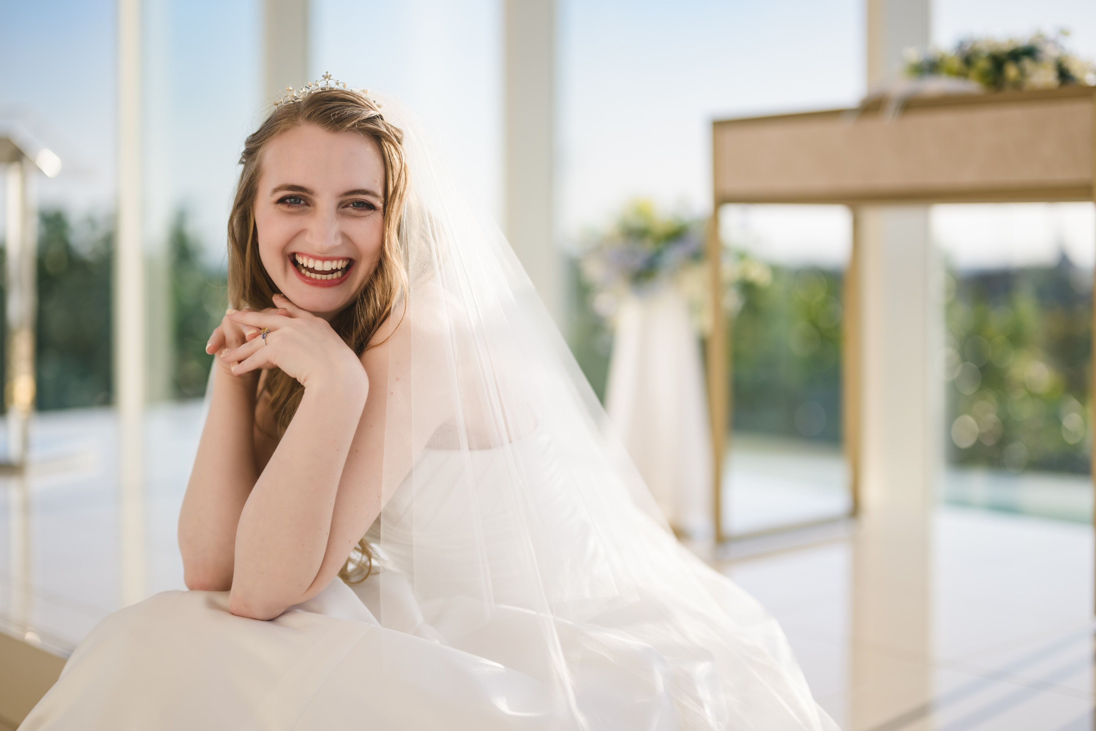 チャペルでほほ笑む新婦様
